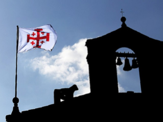 La bandiera con l’insegna dell’Ordine issata sulla chiesa di San Silvestro a Viterbo La bandiera con l’insegna dell’Ordine issata sulla chiesa di San Silvestro a Viterbo